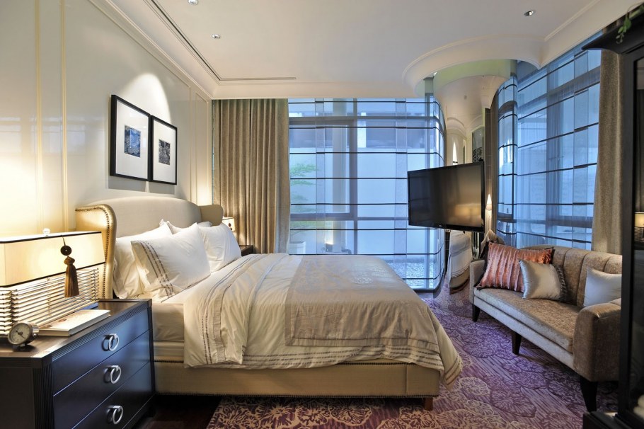 Телевизор в углу спальни