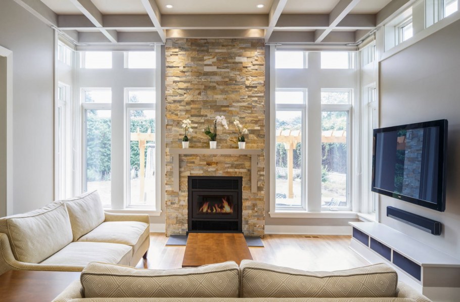 Телевизор между окнами