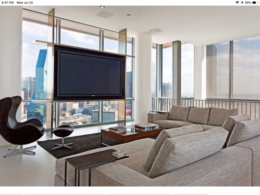 Телевизор перед окном в интерьере