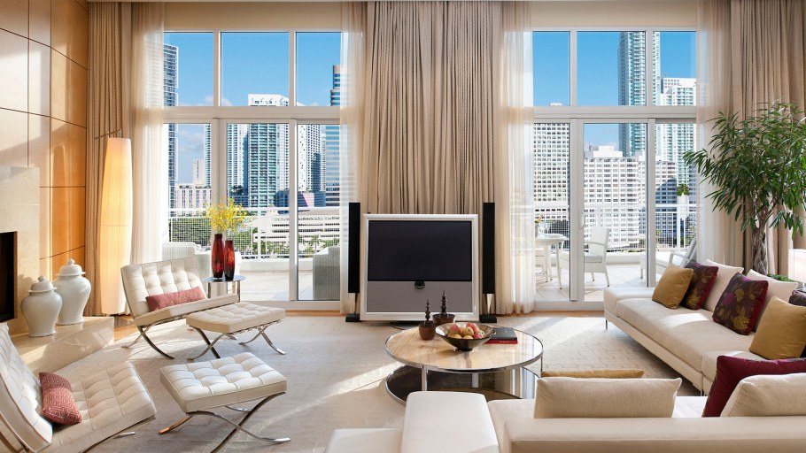 Интерьер с панорамными окнами