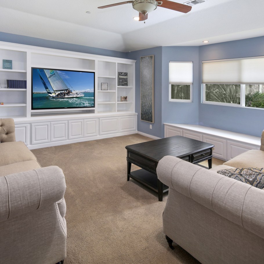 Телевизор у окна в интерьере