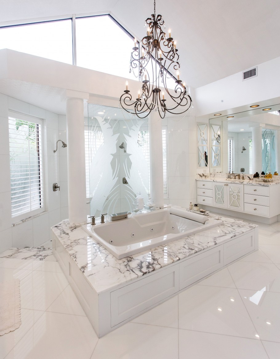 Ванная комната из белого мрамора