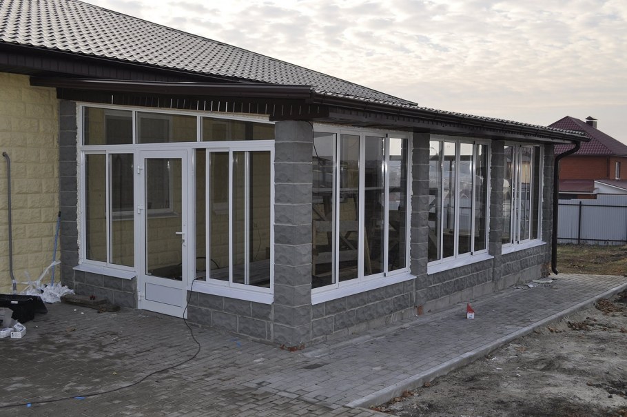 Безрамное остекление веранды