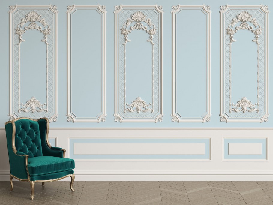 Стена с молдингами без мебели