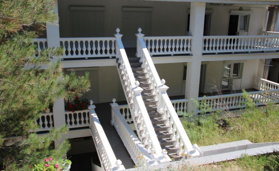 Эллинг Дельфин на Восточной набережной Алушты