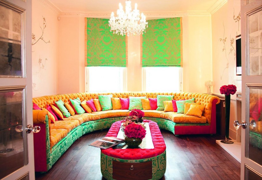 Яркий диван в квартире