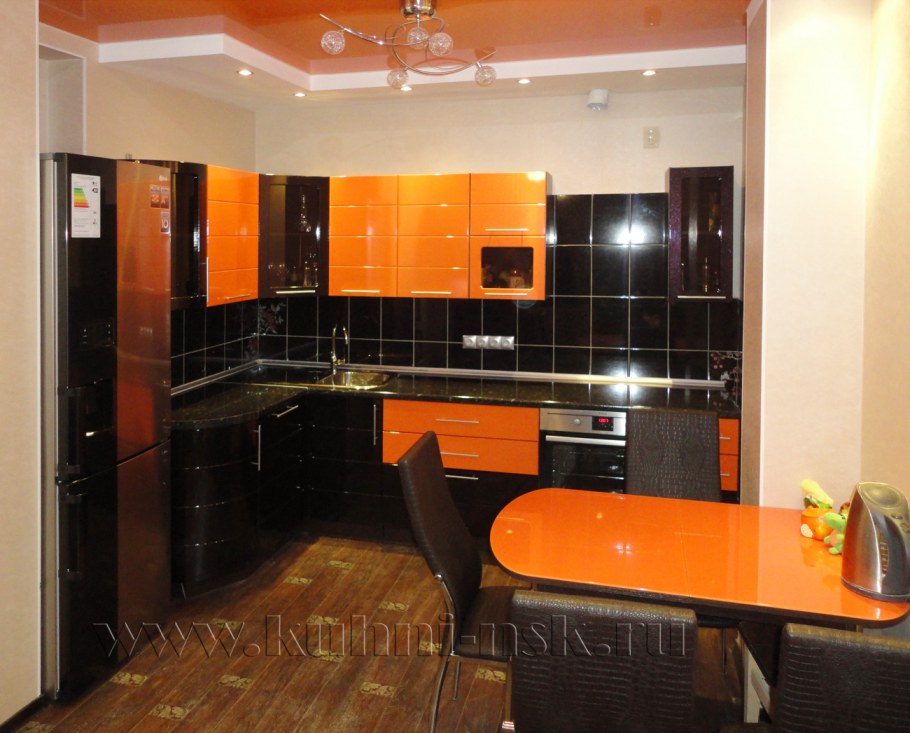 Кухни с оранжевым фартуко