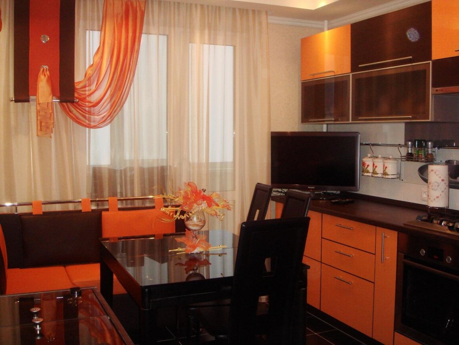 Оранжевая угловая кухня