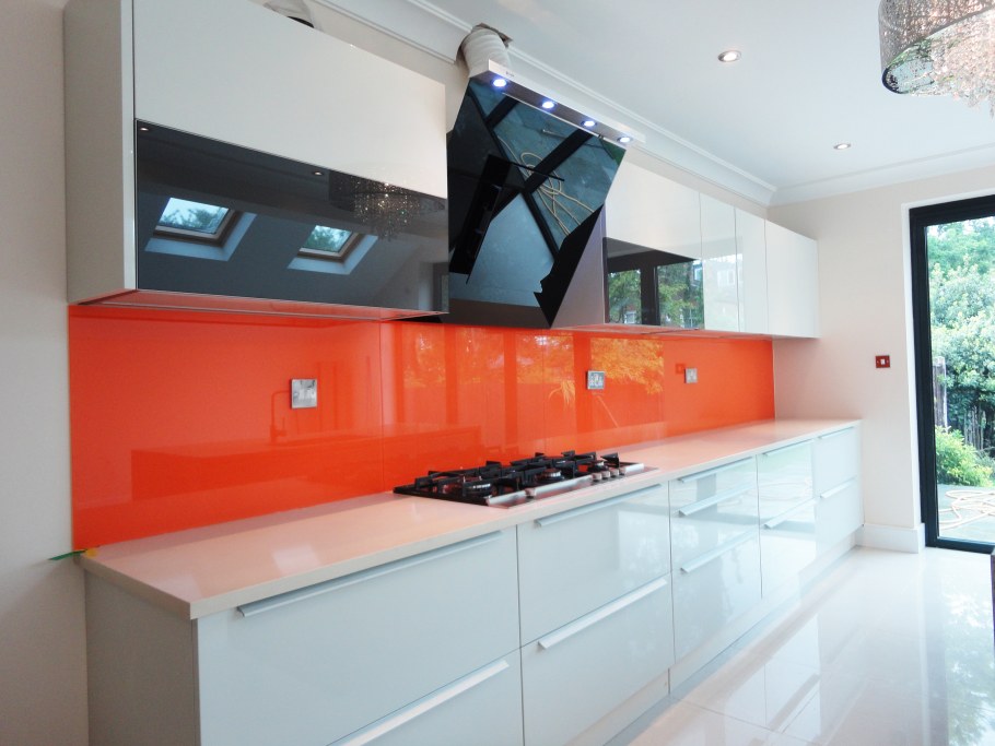 Кухня в шоколадных и оранжевых тонах