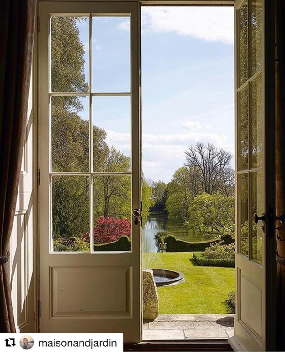 Вид из окна на сад