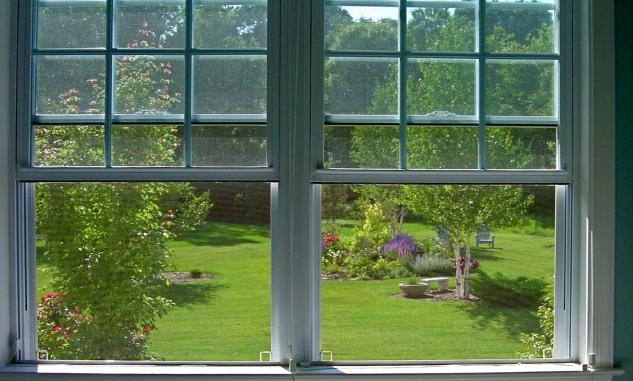 Вид из окна на сад
