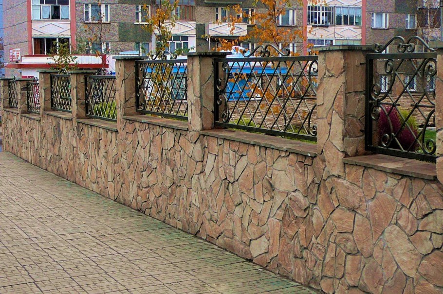 Облицовка фасада оргеевским диким камнем Григорий