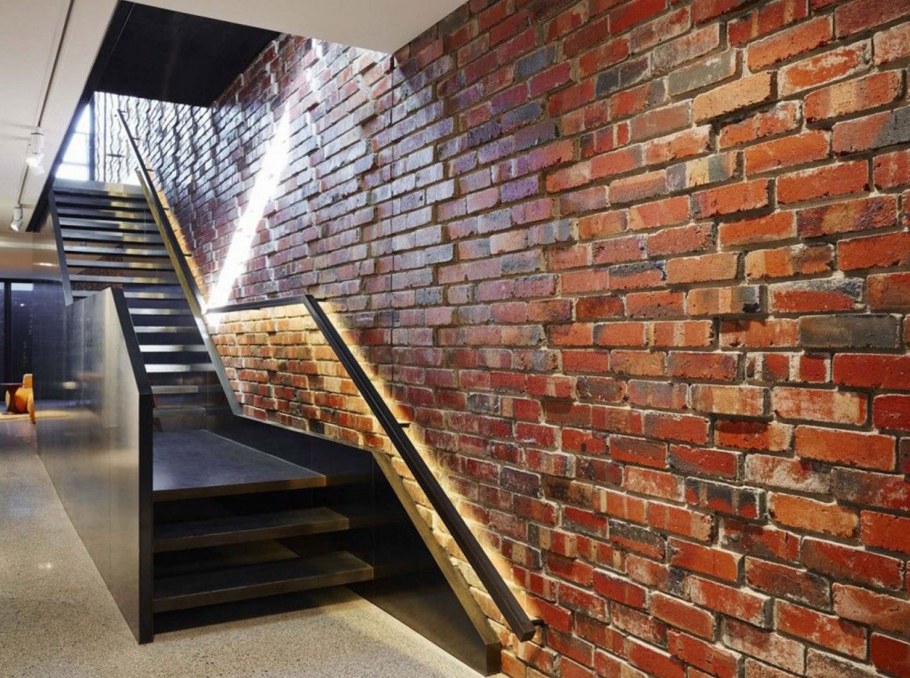 Стена из красного кирпича в интерьере