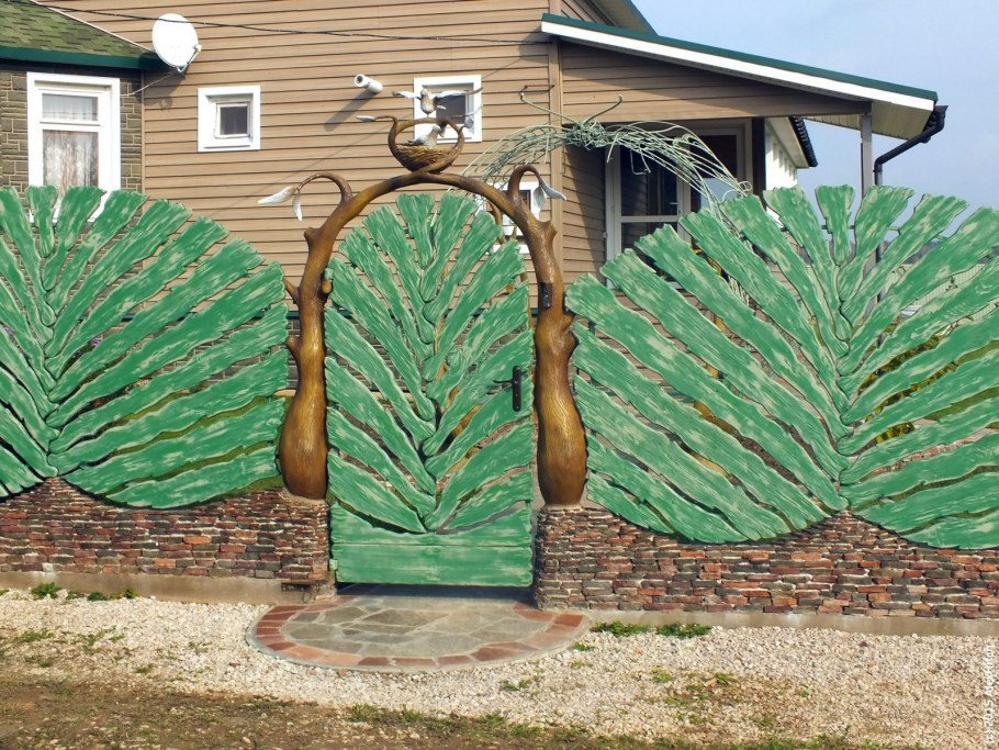 Необычные заборы и ограждения