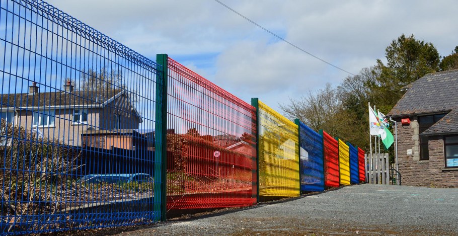 Сетчатое ограждения школа