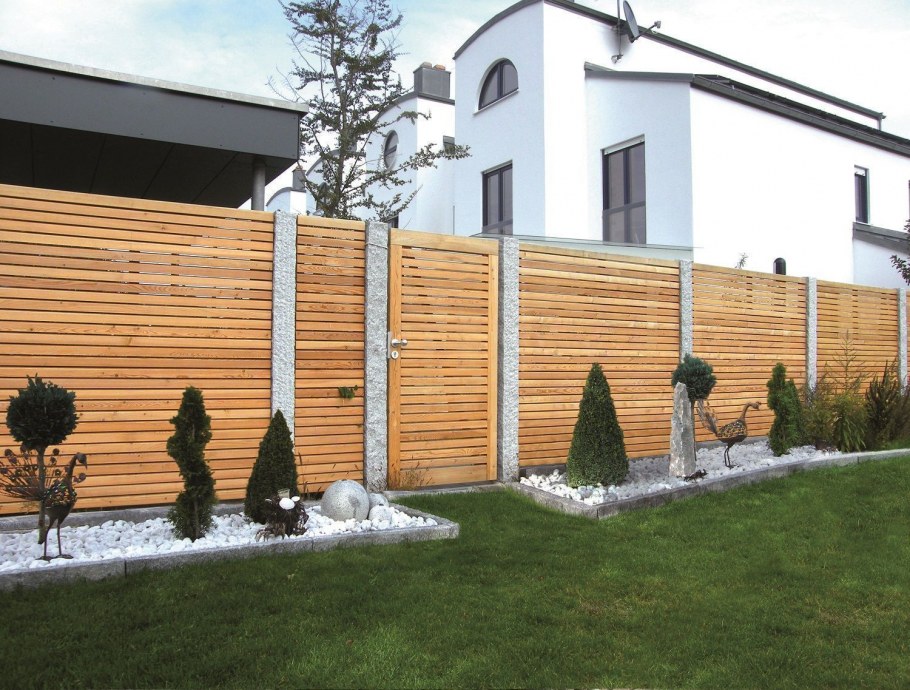 Деревянный забор вдоль