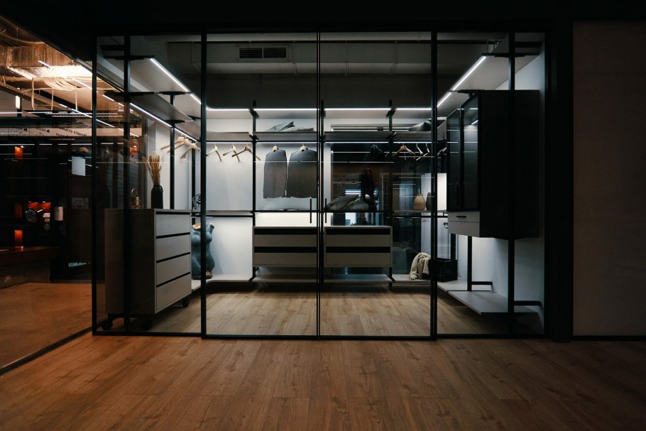 Гардеробная со стеклянными дверями