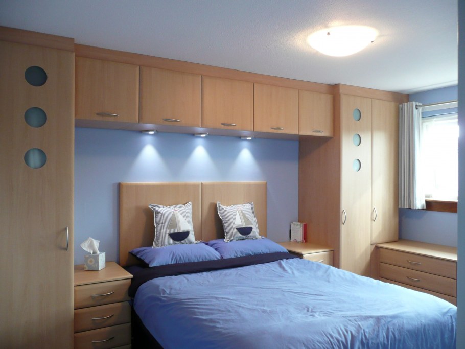 Спальня со шкафом в изголовье