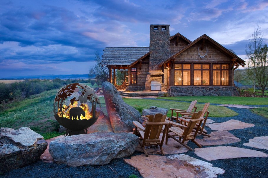 Домик в горах у озера с камином