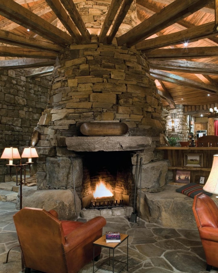Камин в охотничьем стиле