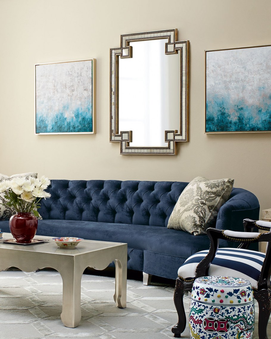 Зеркало над диваном в гостиной