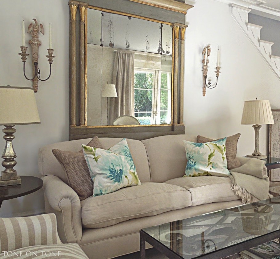 Зеркало над диваном в гостиной