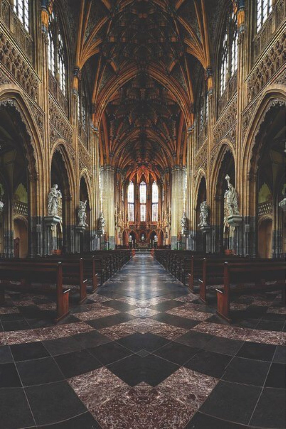 Внутреннее убранство готического собора