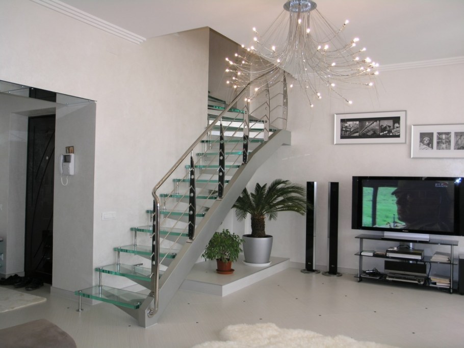 Лестница в коттедже стенки из стекла