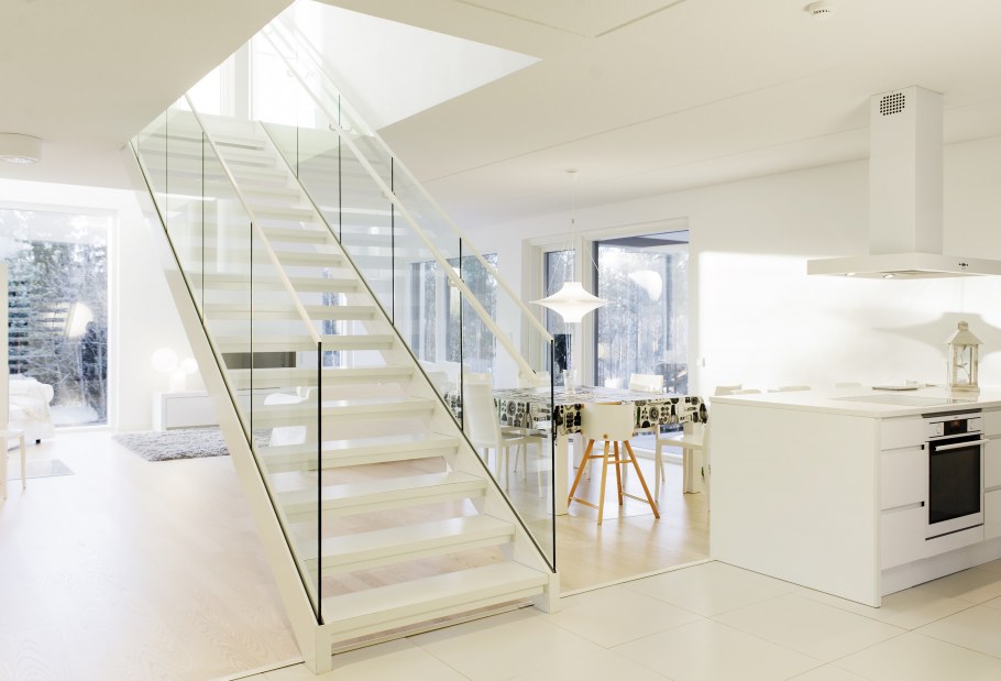 Современные лестницы со стеклянным ограждением
