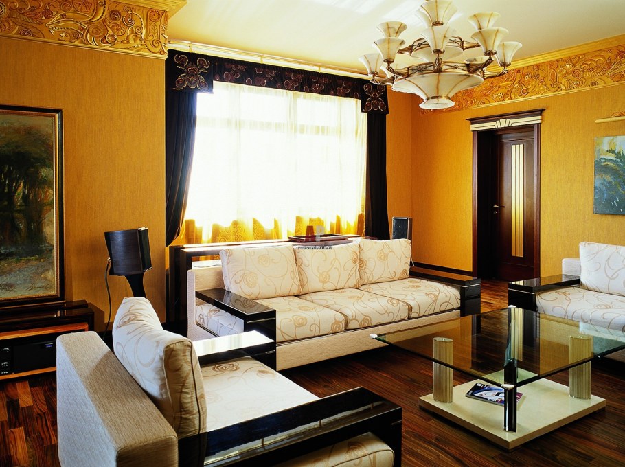 Интерьер зала в золотом цвете