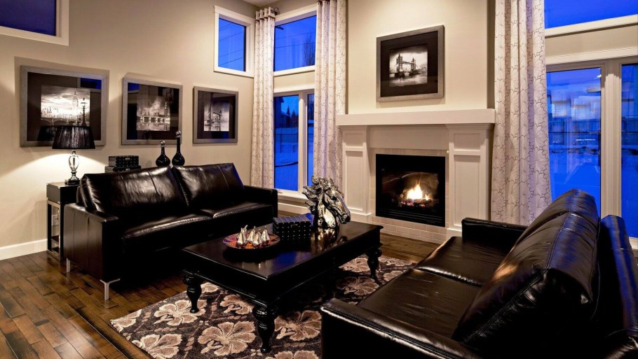 Гостиная с темным диваном