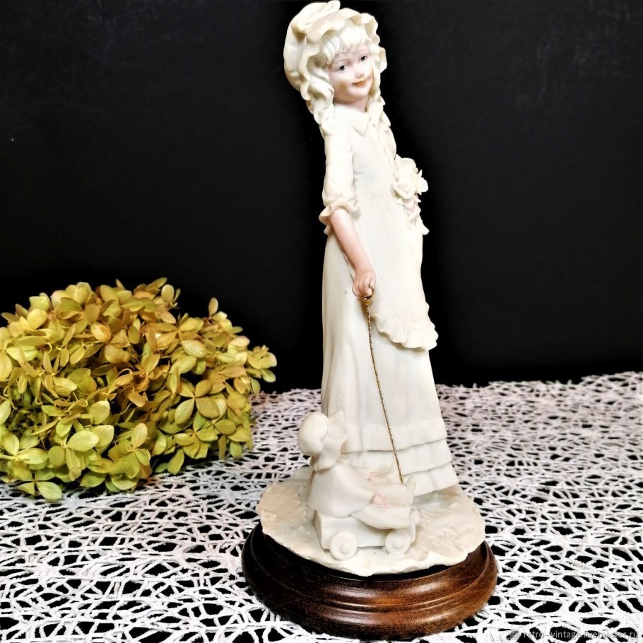 Статуэтка девочка с уточкой фарфор Италия а.Belcari