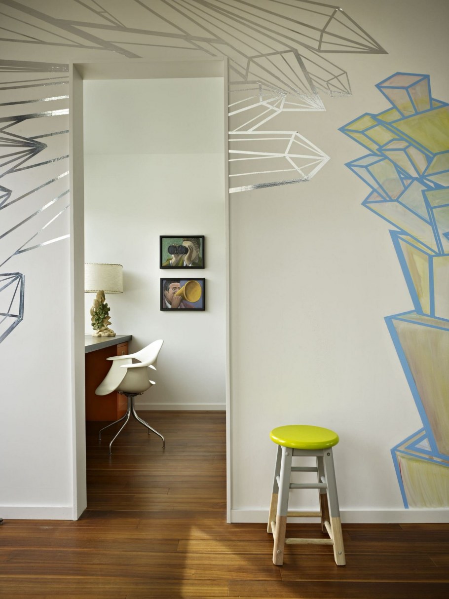 Геометрические полосы на стенах в интерьере