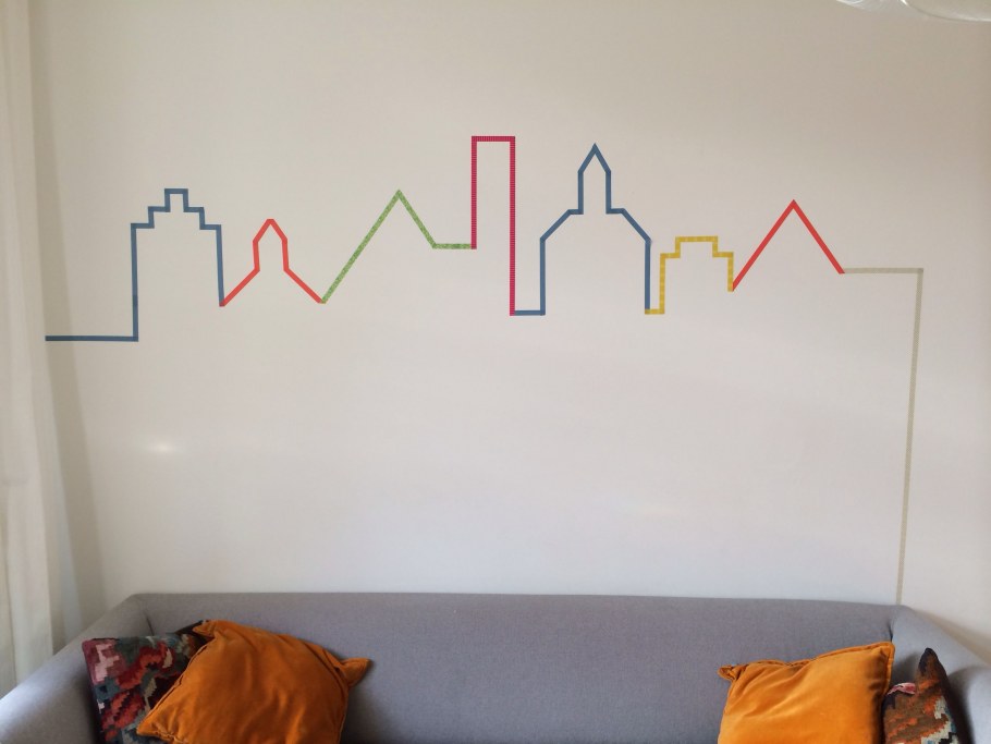 Линии на стене