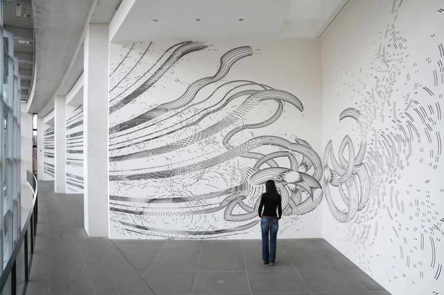 Графика на стене в интерьере