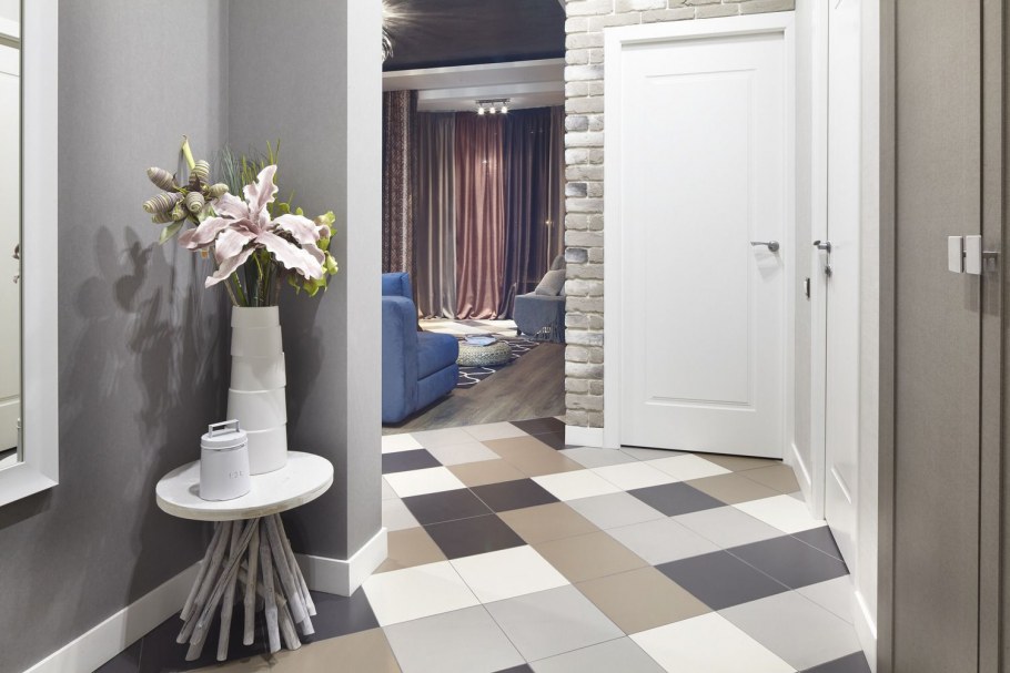Яркая плитка в прихожей