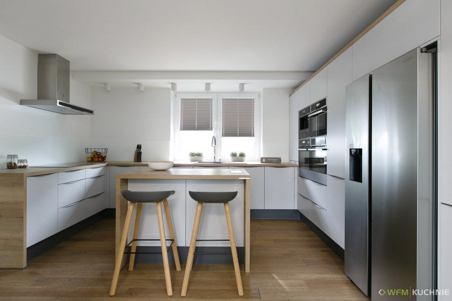 Белая кухня с деревянной столеш