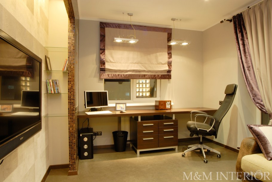 Римские шторы в комнате молодого человека