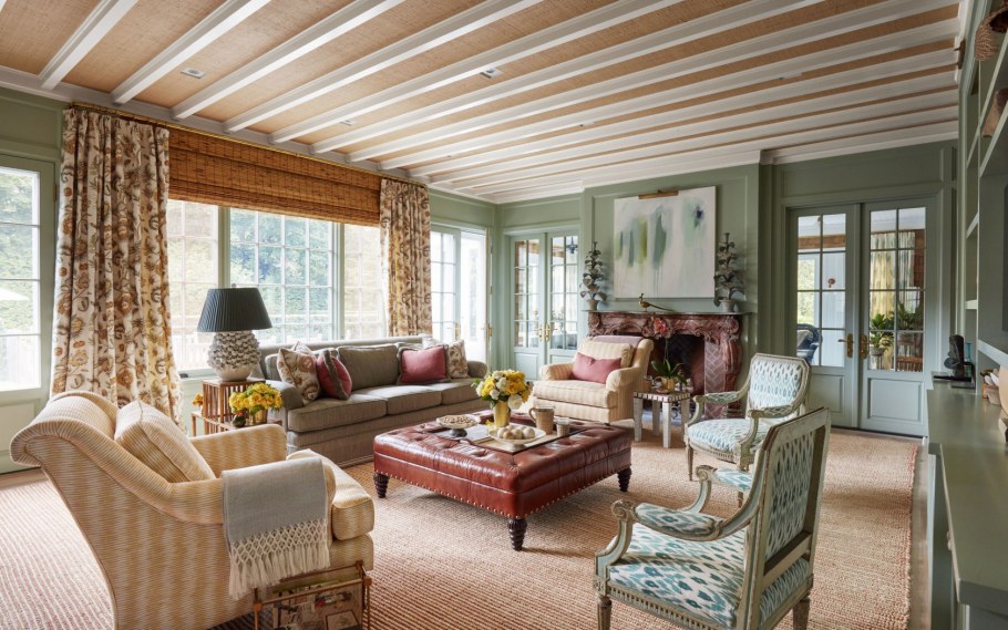 Деревянный потолок в гостиной