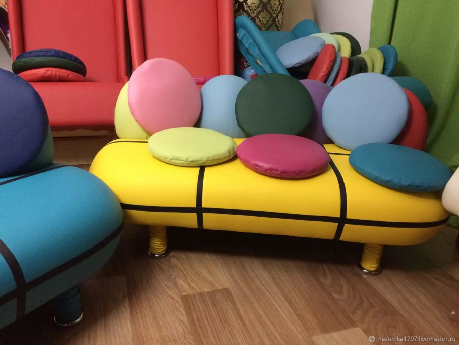 Черный диван в интерьере