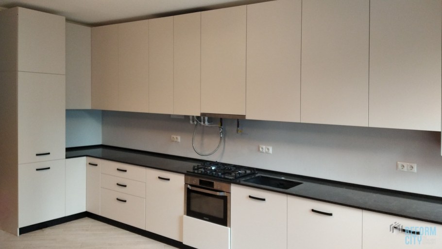 Бежевая кухня с черным фартуком