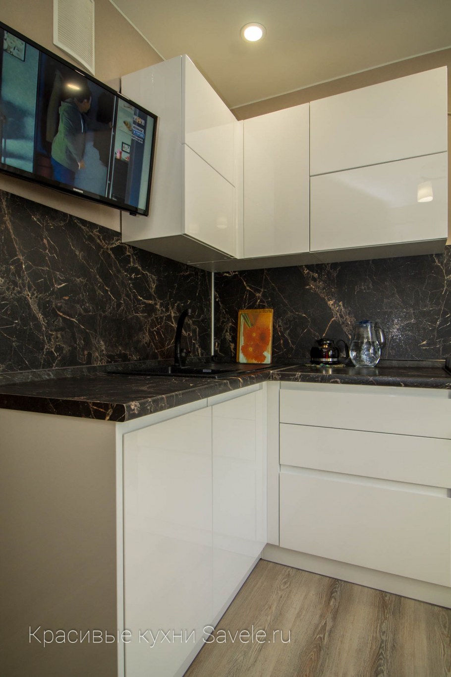 Бежевая кухня с черным фартуком