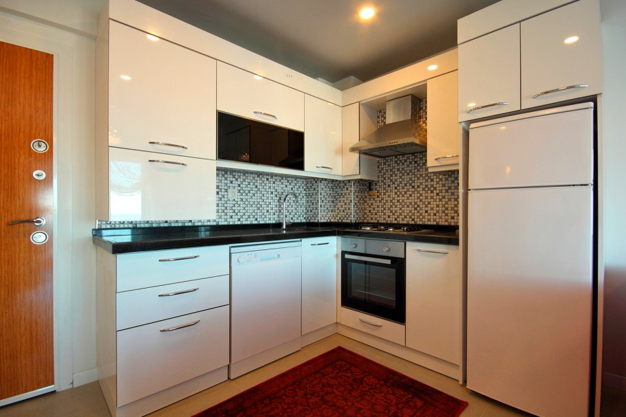 Кухня с черной столешницей