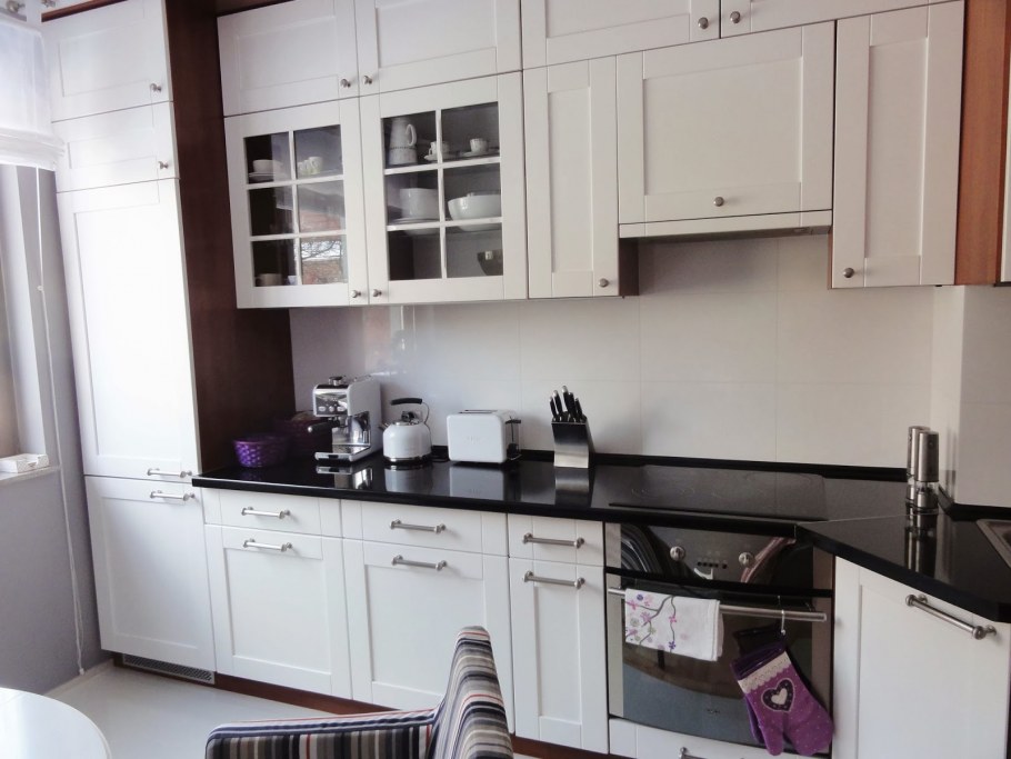 Светлая кухня с темной столешницей