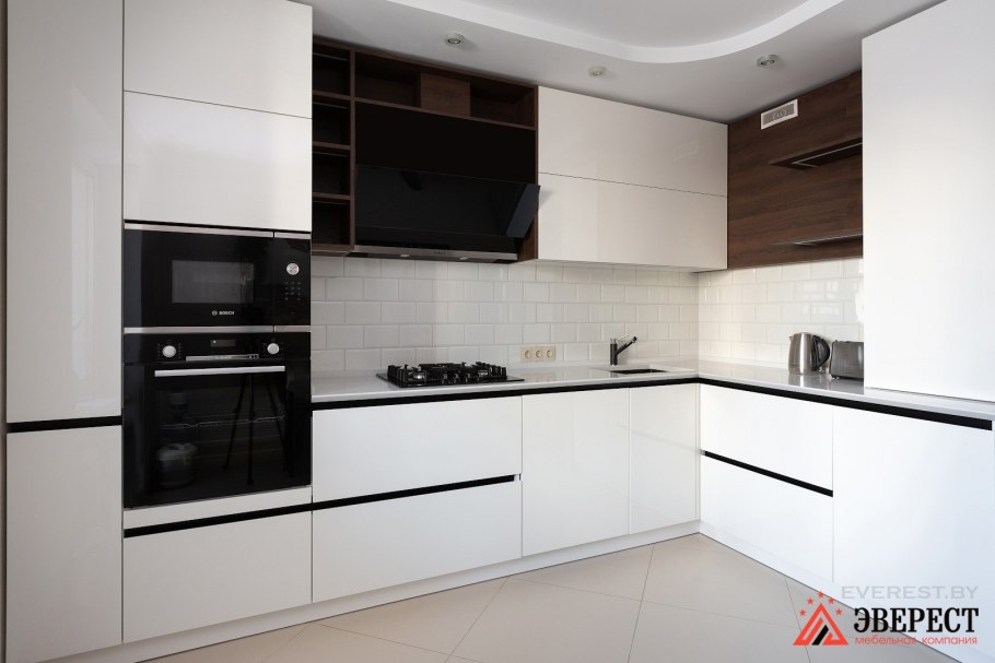 Белая кухня с черными ручками