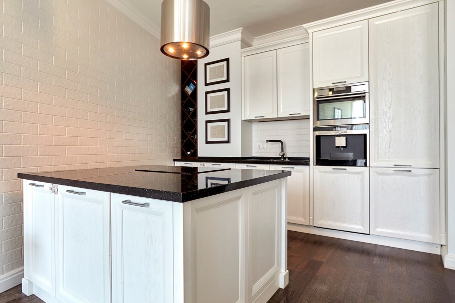 Белая кухня с фрезеровкой