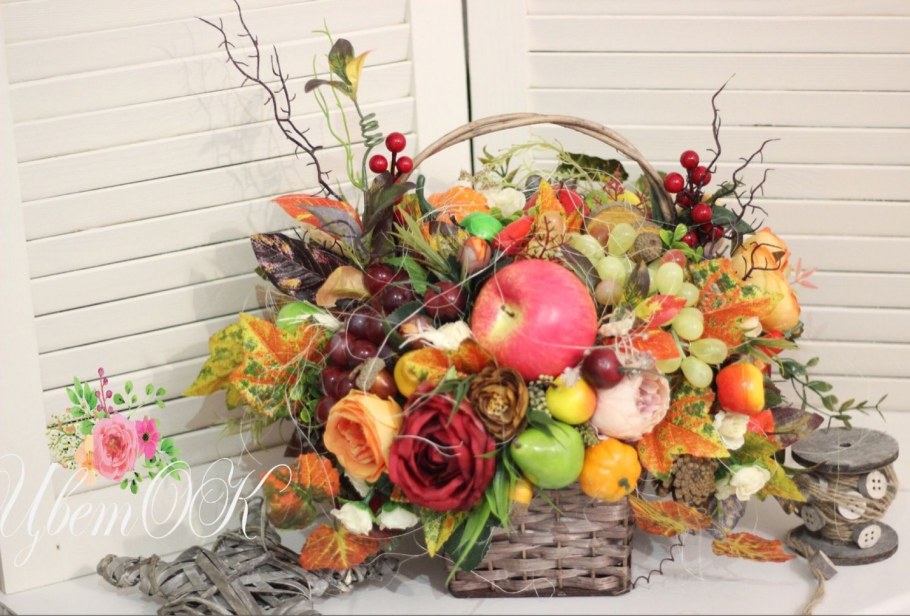 Композиция с фруктами и цветами