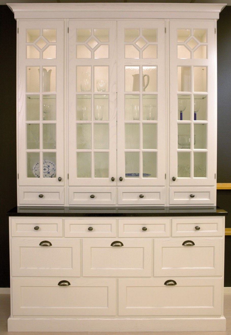 Сервант в неоклассическом стиле