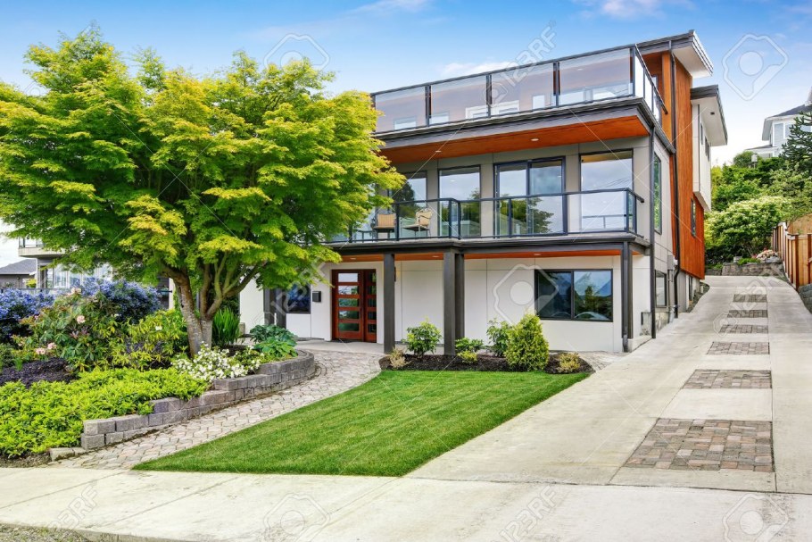 Трёхуровневый дом снаружи