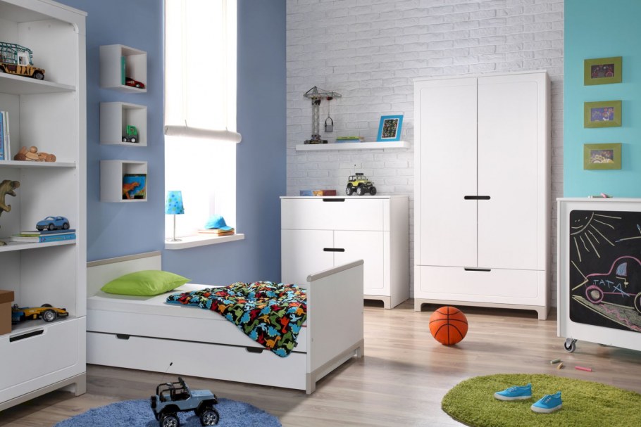 Детская для мальчика с белой мебелью